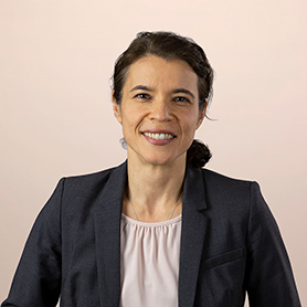 斯蒂芬妮Balaouras,副总裁,集团董事